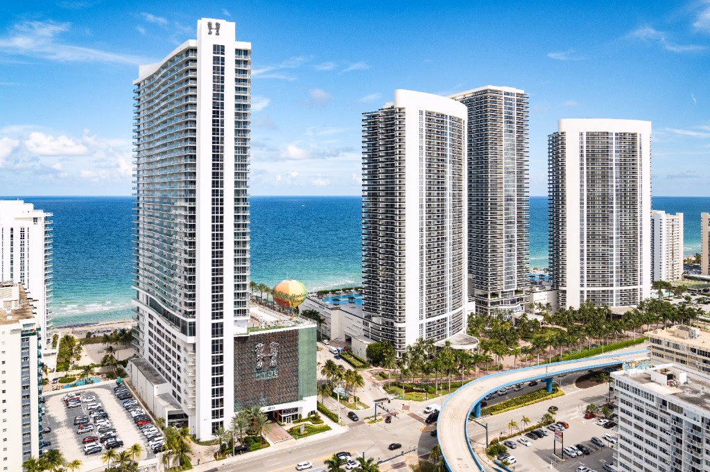 Vista aérea de condos y torres frente al mar en Miami Beach administrados por property managers del Sur de la Florida.