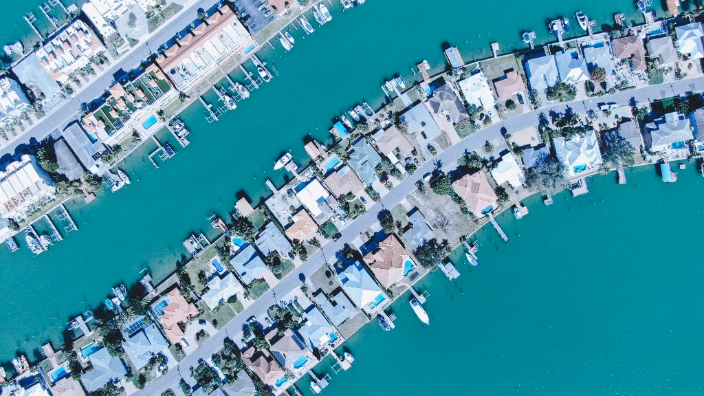 Vista aérea de alquileres frente al agua en el Sur de la Florida a lo largo de canales, mostrando la escala de portafolios residenciales que se benefician del mantenimiento preventivo de electrodomésticos.